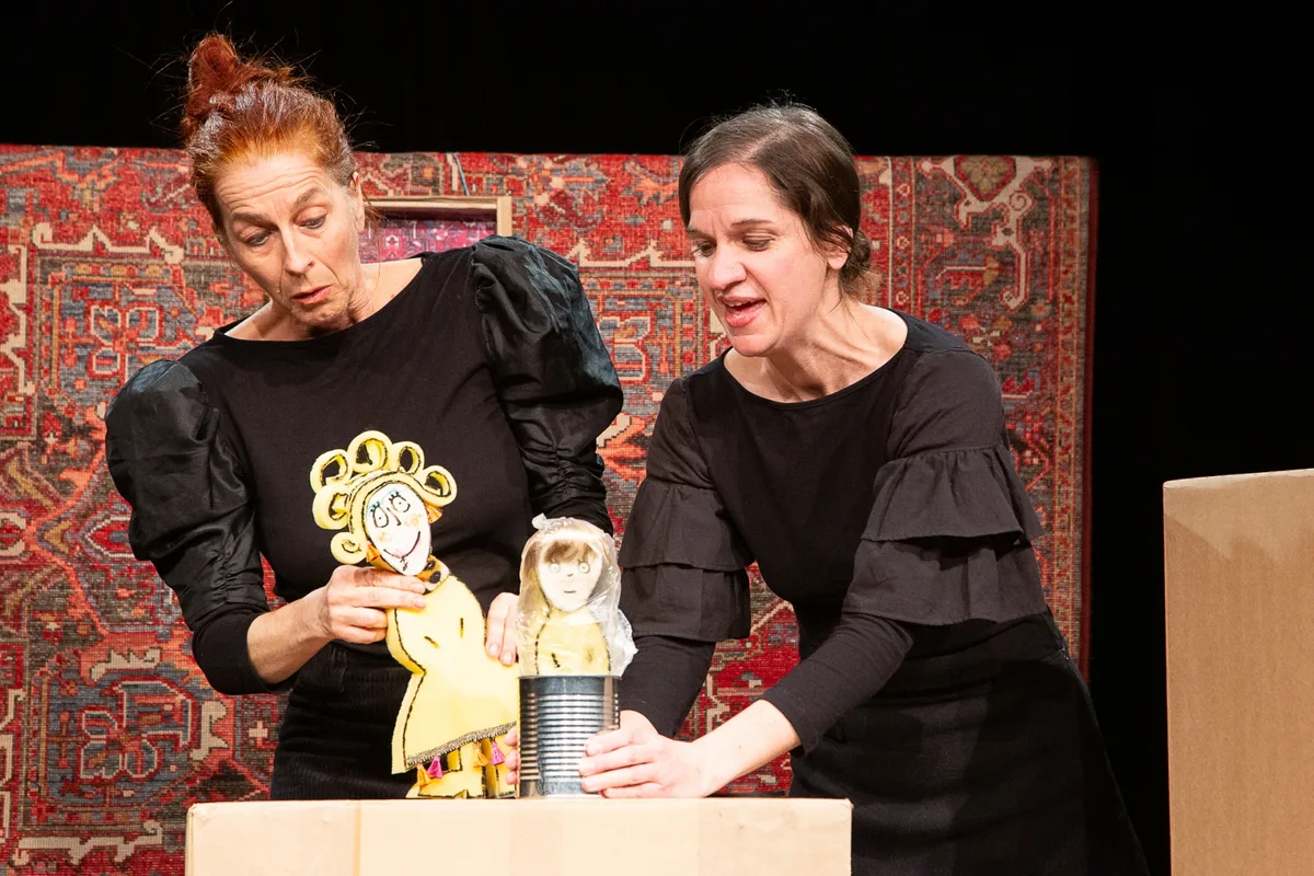 Man sieht Jacqueline Surer und Sibylle Grüter beim Theaterspielen.